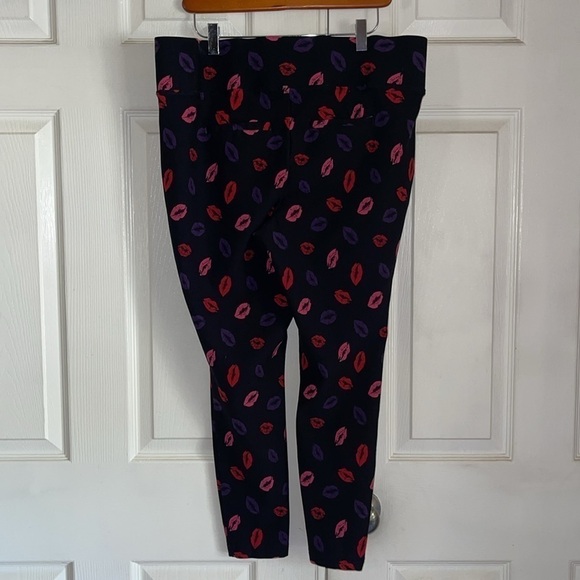 Torrid Black Slim Fit Lips Print Pixie Pants - Picture 5 of 10
